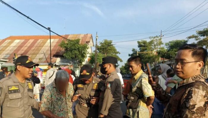 Satpol PP Bojonegoro Tertibkan Alun-Alun, Warga Luar Kota Terjaring