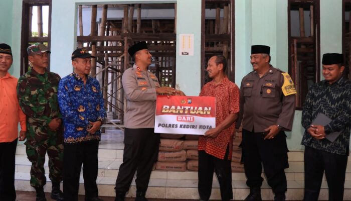 Masjid Belum Jadi, Kapolres Kediri Kota Datang Bawa Bantuan