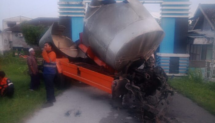 Truk Tertabrak KA di Lamongan, Benturan Dahsyat Hancurkan Kendaraan