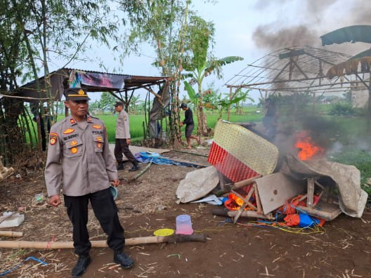 Polisi Grebek Arena Sabung Ayam Sukomoro Nganjuk, Terpal Langsung Dibakar