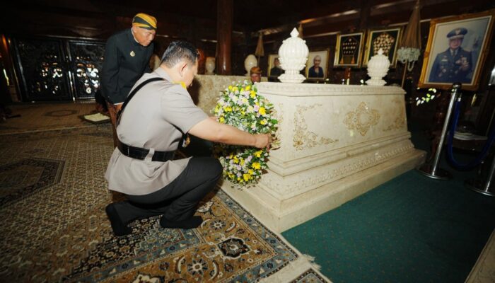 Rangkaian Hari Bhayangkara ke-79, Kapolri Kunjungi Makam Para Tokoh Bangsa 