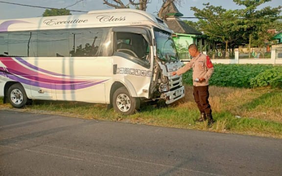 Duel Motor Tanpa Plat vs Elf, Kecelakaan Mengerikan di Jalan Balen-Sugihwaras Bojonegoro