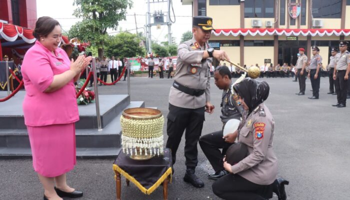 37 Polisi Bojonegoro Berprestasi Diganjar Penghargaan, 7 Dilepas Purna Tugas