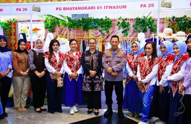 Kapolri Hadiri Bazar Bhayangkari 2025: Gebrakan UMKM Bangkit, Perempuan Hebat Unjuk Karya