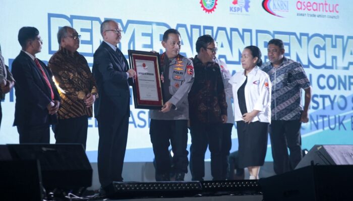 Ribuan Buruh Padati Indonesia Arena, Kapolri Terima Penghargaan Internasional dari ITUC