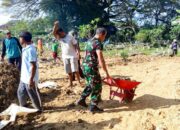 Babinsa dan Warga Sumberrejo Bojonegoro Gotong Royong Bersihkan Makam Leluhur