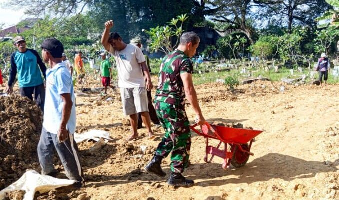 Babinsa dan Warga Sumberrejo Bojonegoro Gotong Royong Bersihkan Makam Leluhur