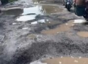 Jalan Rusak Parah di Lamongan Bikin Warga Ngamuk: Bupati Cuma Plonga-Plongo