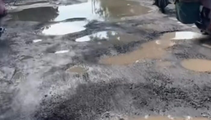 Jalan Rusak Parah di Lamongan Bikin Warga Ngamuk: Bupati Cuma Plonga-Plongo