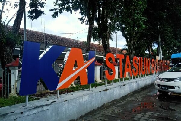 Stasiun Bojonegoro Diserbu Ribuan Penumpang di Akhir Libur Sekolah