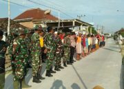 TNI Polri dan Warga Lamongan Kompak Gotong-royong Bendung Kali