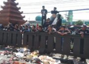 Gedung DPRD Jatim Diserbu Sampah, AMI: Kalian Boneka Mafia Narkoba