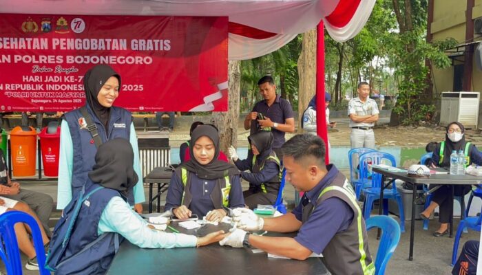 Polwan Polres Bojonegoro Rayakan Hari Jadi dengan Aksi Sosial