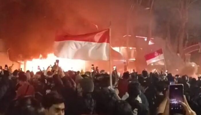 Kerusuhan Grahadi Surabaya: Api, Asap, dan Gas Air Mata Warnai Malam Mencekam