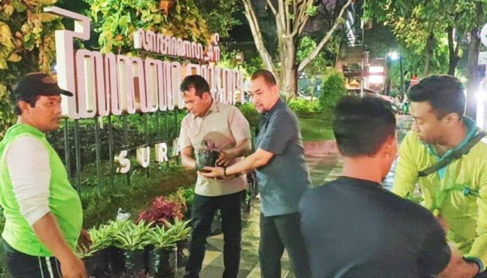 Sisa Sampah Pesta Rakyat di Depan Grahadi Langsung Disapu Bersih, DLH Jatim Pastikan Taman Pulih