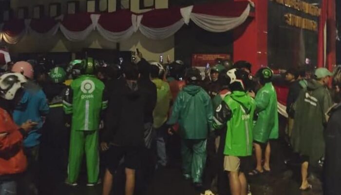 Ojol Dilindas Mobil Rantis, Ribuan Rekan Geruduk Mako Brimob