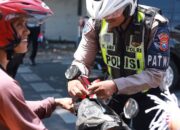 Jalanan Gresik Dipenuhi Bendera Merah Putih dari Satlantas