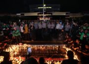 Solidaritas Tanpa Batas, Ojol Gelar Doa Bersama 1000 Lilin di Surabaya