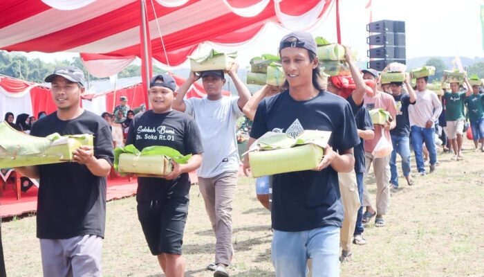 Warga Soko Bojonegoro Gelar Tumpengan Bareng Prajurit TNI di Penutupan TMMD