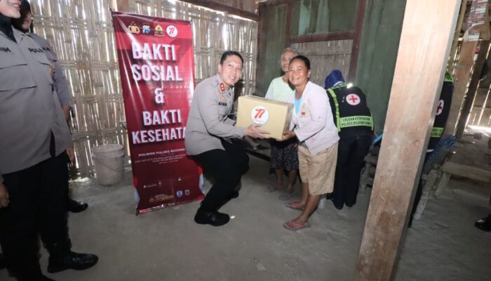 Tak Hanya Bertugas Jaga Kamtibmas, Polwan Polres Bojonegoro Bagi Sembako dan Cek Kesehatan Gratis