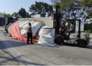 Muatan Berserakan, Truk Tronton Terguling di Pucuk Lamongan, Ini Kronologinya