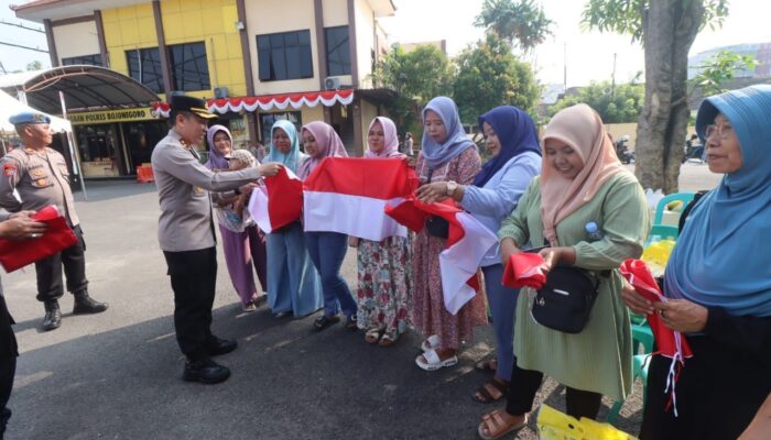 Semarak HUT RI, Polres Bojonegoro Pasang Bendera di Kendaraan Pengguna Jalan