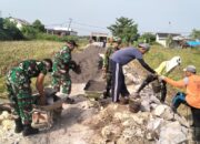Cegah Erosi, Koramil Sarirejo Lamongan Bangun TPT Bersama Warga Dermolemahbang