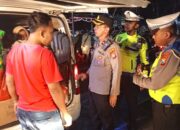 Polres Kediri Kota Hentikan Pengendara untuk Pasang Bendera Merah Putih