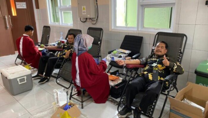Dari Pegawai hingga Warga, Ramai-Ramai Ikut Donor Darah di RSUD Kepohbaru