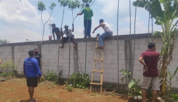 Resah Bau Belerang, Warga Bojonegoro Kepung Gudang Misterius Diduga Limbah Berbahaya