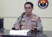 Dihujani Lemparan Hingga Luka Serius, Puluhan Polisi Terluka Amankan Demo Anarkis Jatim