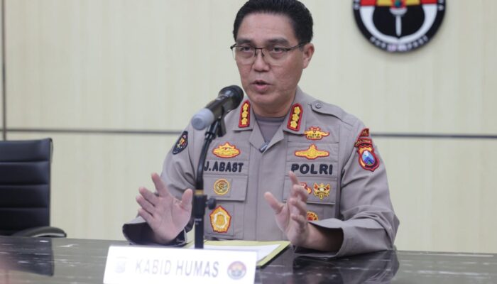 Dihujani Lemparan Hingga Luka Serius, Puluhan Polisi Terluka Amankan Demo Anarkis Jatim