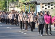Bugar dan Dekat dengan Warga, Kapolres Nganjuk Ajak Anggota Jalan Sehat