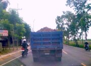 Pengguna Jalan Resah, Truk Tanah di Bojonegoro Beroperasi Tanpa Pengaman