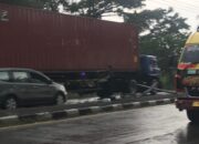 Detik-Detik Mobil Box Nyaris Hancur Usai Tabrak Tiang Lampu di Pucuk Lamongan