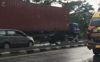 Detik-Detik Mobil Box Nyaris Hancur Usai Tabrak Tiang Lampu di Pucuk Lamongan