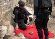 Gali Tanah, Pekerja Kaget Cangkul Kena Benda Diduga Granat di Lamongan