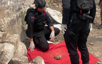 Gali Tanah, Pekerja Kaget Cangkul Kena Benda Diduga Granat di Lamongan