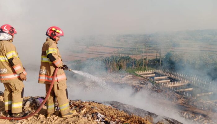 Damkarmat Bojonegoro Kerahkan 35 Personel Padamkan Kebakaran TPA