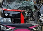 Pickup dari Jember Tabrak Tronton di Lamongan, Sopir Dilarikan ke RS