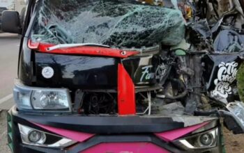 Pickup dari Jember Tabrak Tronton di Lamongan, Sopir Dilarikan ke RS