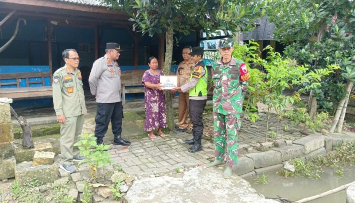 Pasca Banjir Leran, Forpimca Kalitidu Sigap Bantu Korban dan Pantau Debit Air