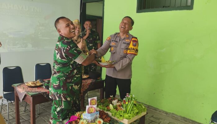 Kejutan Manis di HUT TNI ke-80, Kapolsek dan Camat Balen Sambangi Danramil Balen
