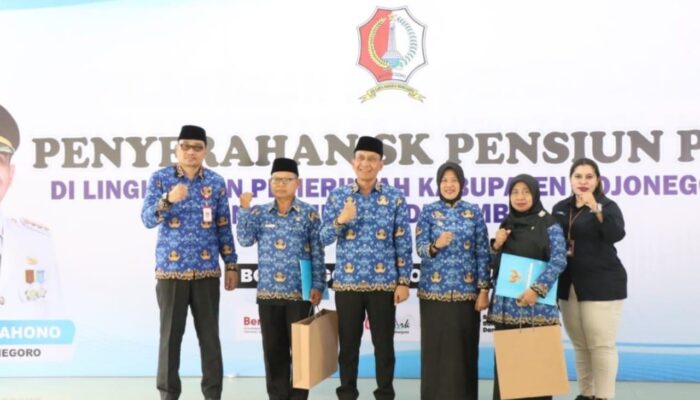 Pemkab Bojonegoro Beri Penghargaan 62 PNS Purnabakti, Ini Pesan Bupati