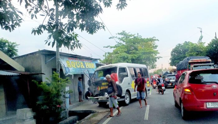 Kecelakaan di Balen Bojonegoro: Truk Belok Kanan Elf Tabrak dari Belakang