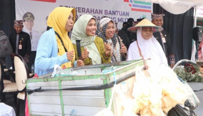 Pedagang Rengkek Bojonegoro Dapat Bantuan Tunai, Kini Bisa Tambah Modal Jualan