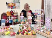 Ibu Rumah Tangga Bojonegoro Ini Raup Jutaan Rupiah dari Hobi Merajut