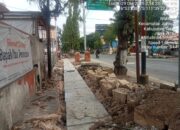Asal-asalan dan Tak Rapi, Proyek di Depan KPH Jatirogo Tuban Tuai Kecaman Warga