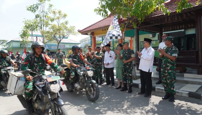 Babinsa Lamongan Menembus Pelosok Antar Bantuan dengan Motor Dinas
