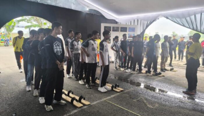 Pemuda Bojonegoro Adu Kekompakan di Lomba Terompah Panjang Festival Pemuda 2025